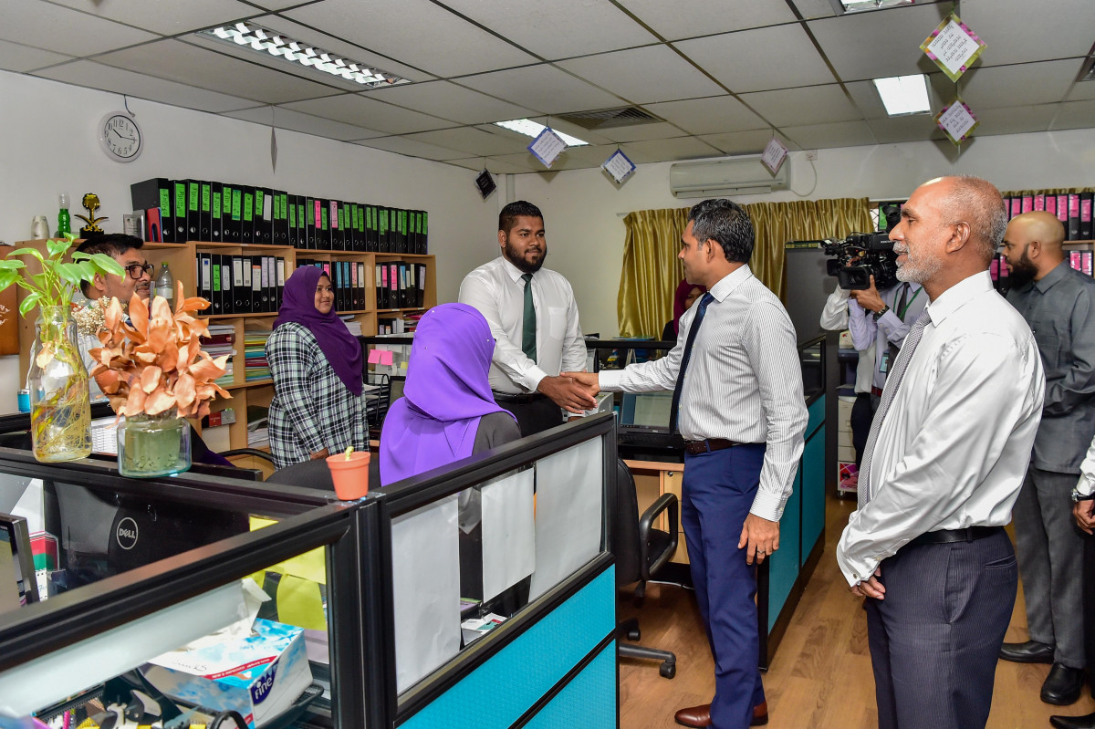 ނާއިބު ރައީސް ފައިސަލް ނަސީމް އިސްލާމިކް މިނިސްޓްރީއަށް ކުރެއްވި ޒިޔާރަތުގެ ތެރެއިން، މި ޒިޔާރަތުގައި އިސްލާމިކް މިނިސްޓްރީގެ އިސްވެރިންނާއި ބައްދަލުކުރަށްވައި މަސައްކަތްތައް ކުރިއަށްދާގޮތް ވަނީ އޮޅުންފިލުވާފައި -- ފޮޓޯތައް-- ރައީސް އޮފީސް