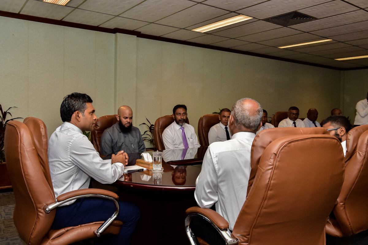 ނާއިބު ރައީސް ފައިސަލް ނަސީމް އިސްލާމިކް މިނިސްޓްރީއަށް ކުރެއްވި ޒިޔާރަތުގެ ތެރެއިން، މި ޒިޔާރަތުގައި އިސްލާމިކް މިނިސްޓްރީގެ އިސްވެރިންނާއި ބައްދަލުކުރަށްވައި މަސައްކަތްތައް ކުރިއަށްދާގޮތް ވަނީ އޮޅުންފިލުވާފައި -- ފޮޓޯތައް-- ރައީސް އޮފީސް