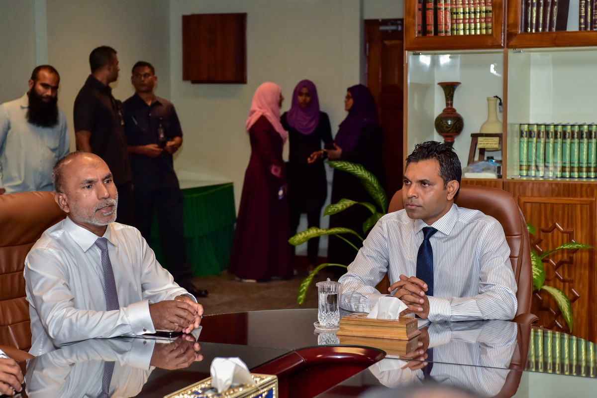 ނާއިބު ރައީސް ފައިސަލް ނަސީމް އިސްލާމިކް މިނިސްޓްރީއަށް ކުރެއްވި ޒިޔާރަތުގެ ތެރެއިން، މި ޒިޔާރަތުގައި އިސްލާމިކް މިނިސްޓްރީގެ އިސްވެރިންނާއި ބައްދަލުކުރަށްވައި މަސައްކަތްތައް ކުރިއަށްދާގޮތް ވަނީ އޮޅުންފިލުވާފައި -- ފޮޓޯތައް-- ރައީސް އޮފީސް