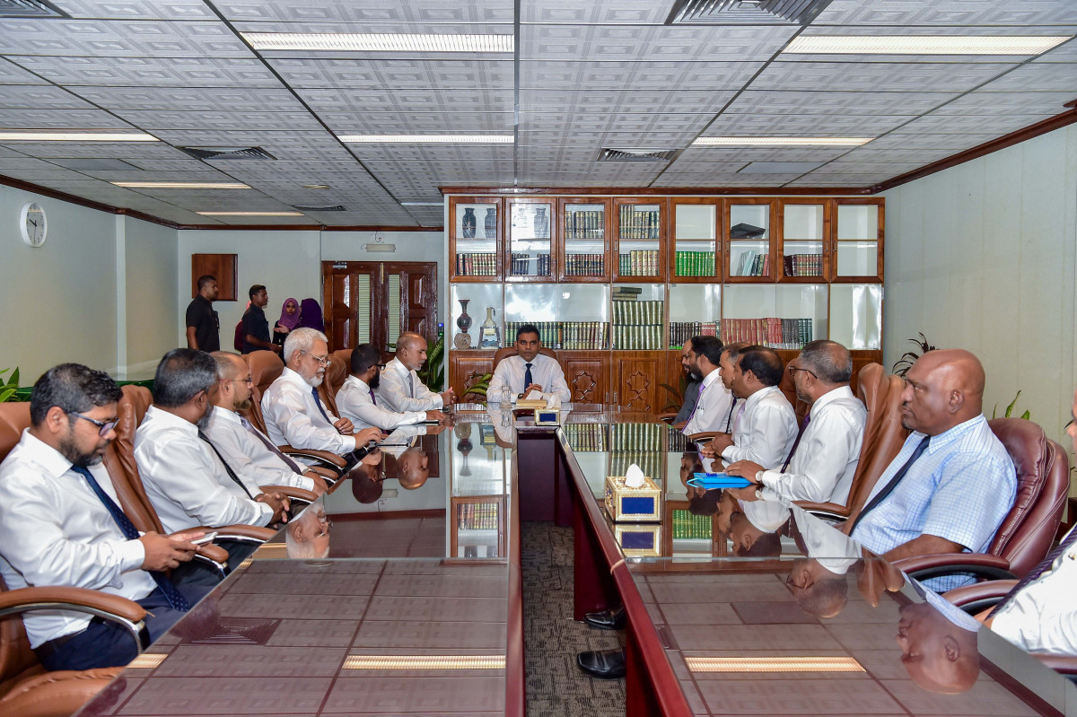 ނާއިބު ރައީސް ފައިސަލް ނަސީމް އިސްލާމިކް މިނިސްޓްރީއަށް ކުރެއްވި ޒިޔާރަތުގެ ތެރެއިން، މި ޒިޔާރަތުގައި އިސްލާމިކް މިނިސްޓްރީގެ އިސްވެރިންނާއި ބައްދަލުކުރަށްވައި މަސައްކަތްތައް ކުރިއަށްދާގޮތް ވަނީ އޮޅުންފިލުވާފައި -- ފޮޓޯތައް-- ރައީސް އޮފީސް