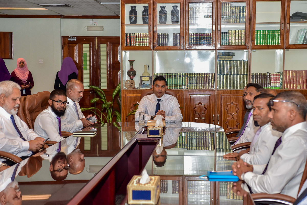 ނާއިބު ރައީސް ފައިސަލް ނަސީމް އިސްލާމިކް މިނިސްޓްރީއަށް ކުރެއްވި ޒިޔާރަތުގެ ތެރެއިން، މި ޒިޔާރަތުގައި އިސްލާމިކް މިނިސްޓްރީގެ އިސްވެރިންނާއި ބައްދަލުކުރަށްވައި މަސައްކަތްތައް ކުރިއަށްދާގޮތް ވަނީ އޮޅުންފިލުވާފައި -- ފޮޓޯތައް-- ރައީސް އޮފީސް