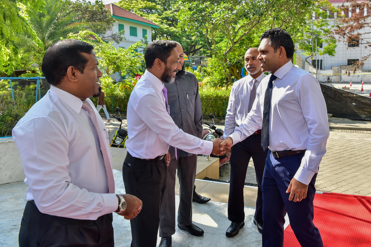 ނާއިބު ރައީސް ފައިސަލް ނަސީމް އިސްލާމިކް މިނިސްޓްރީއަށް ކުރެއްވި ޒިޔާރަތުގެ ތެރެއިން، މި ޒިޔާރަތުގައި އިސްލާމިކް މިނިސްޓްރީގެ އިސްވެރިންނާއި ބައްދަލުކުރަށްވައި މަސައްކަތްތައް ކުރިއަށްދާގޮތް ވަނީ އޮޅުންފިލުވާފައި -- ފޮޓޯތައް-- ރައީސް އޮފީސް