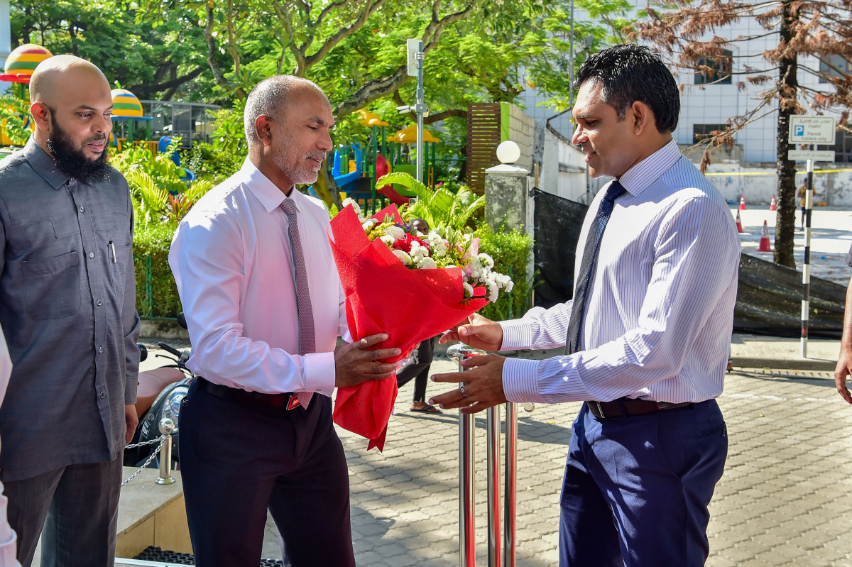 ނާއިބު ރައީސް ފައިސަލް ނަސީމް އިސްލާމިކް މިނިސްޓްރީއަށް ކުރެއްވި ޒިޔާރަތުގެ ތެރެއިން، މި ޒިޔާރަތުގައި އިސްލާމިކް މިނިސްޓްރީގެ އިސްވެރިންނާއި ބައްދަލުކުރަށްވައި މަސައްކަތްތައް ކުރިއަށްދާގޮތް ވަނީ އޮޅުންފިލުވާފައި -- ފޮޓޯތައް-- ރައީސް އޮފީސް