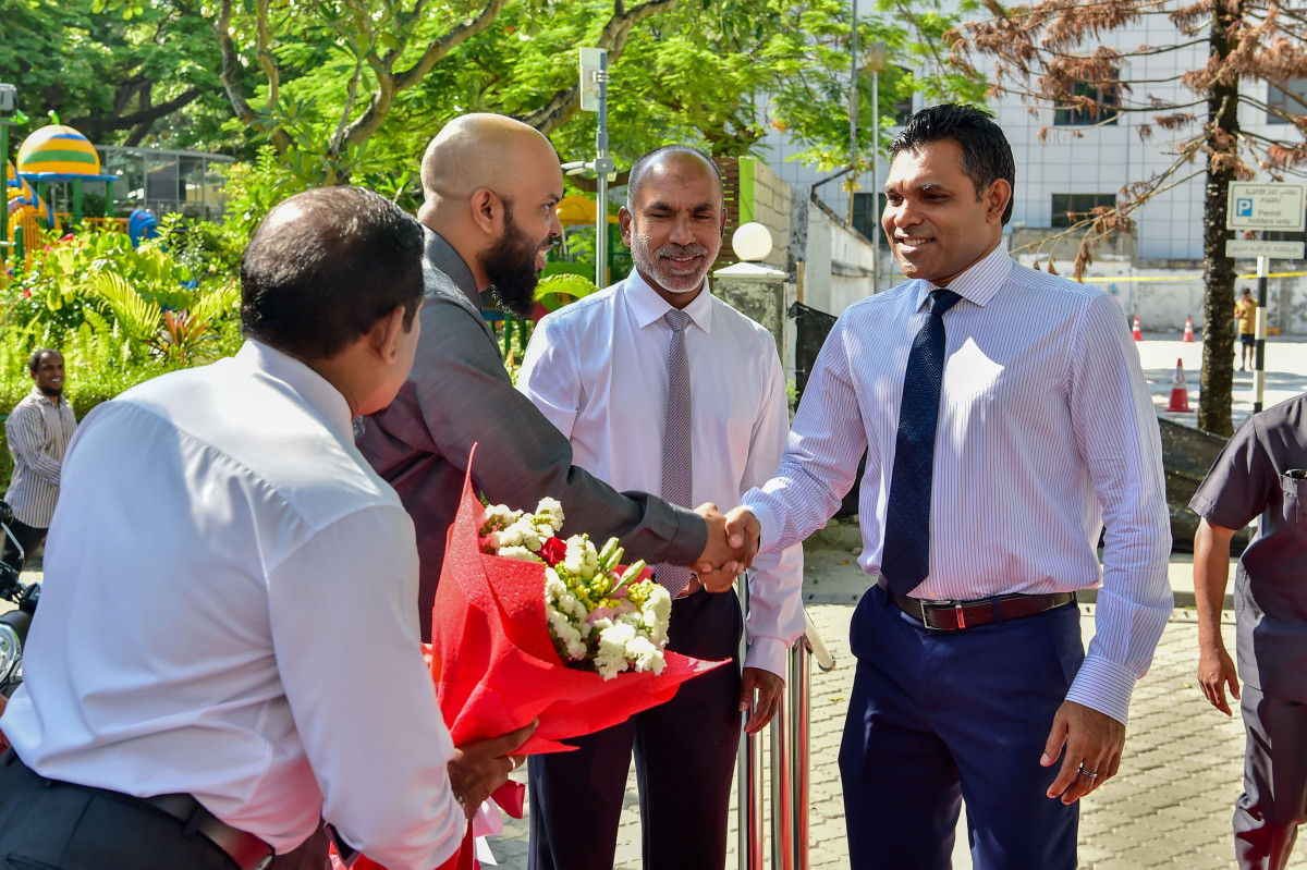 ނާއިބު ރައީސް ފައިސަލް ނަސީމް އިސްލާމިކް މިނިސްޓްރީއަށް ކުރެއްވި ޒިޔާރަތުގެ ތެރެއިން، މި ޒިޔާރަތުގައި އިސްލާމިކް މިނިސްޓްރީގެ އިސްވެރިންނާއި ބައްދަލުކުރަށްވައި މަސައްކަތްތައް ކުރިއަށްދާގޮތް ވަނީ އޮޅުންފިލުވާފައި -- ފޮޓޯތައް-- ރައީސް އޮފީސް