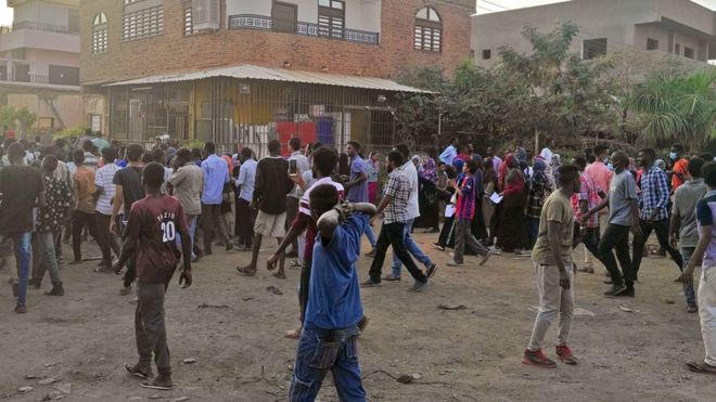 ވެރިރަށް ޚަރްތޫމްގައި ރައީސް އުމަރު އަލް ބަޝީރާއި ދެކޮޅަށް މުޒާހަރާކުރަނީ