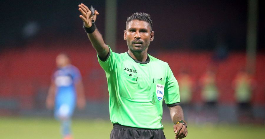 ދިވެހިރެފްރީއެއް މެޗެއްގައި ރެފްރީކަން ކުރަނީ