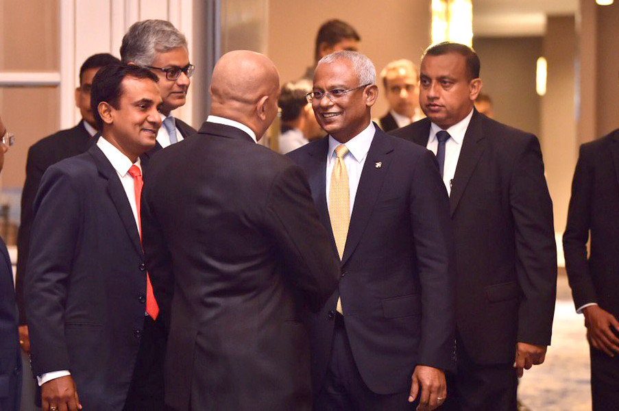 ރާއްޖޭގައި އިންވެސްޓް ކުރުމަށް ރައީސުލްޖުމްޙޫރިއްޔާ ސްރީލަންކާގެ ވިޔަފާރިވެރިންނަށް ދައުވަތު އަރުވާފައިވަނީ ސްރީލަންކާގެ މިނިވަން ދުވަސް ޝަރަފުވެރިކޮށްދެއްވުމަށް އެ ގައުމުގެ ރައީސް މައިތްރިޕާލަ ސިރިސޭނާ ދެއްވި ދަޢުވަތަކަށް ސްރީލަންކާއަށް މިހާރު ކުރައްވަމުންގެންދަވާ ފުރާމާނަ ދަތުރުފުޅުގައި ސްރީލަންކާގެ ވިޔަފާރިވެރިންނާ ބައްދަލުކުރައްވައެވެ.