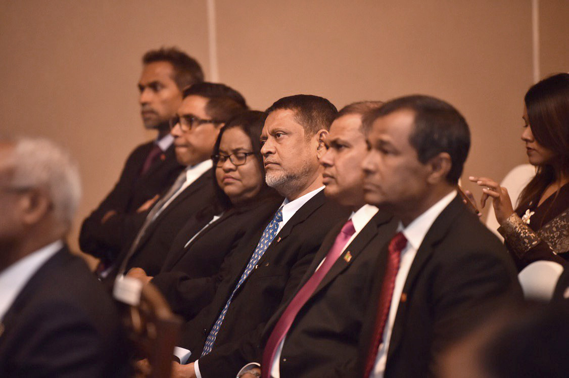 މީގެއިތުރުން އިގްތިސާދު ކުރިއެރުވުމާއި ވިޔަފާރިތައް އިތުރުކުރުމުގައި ދެ ގައުމަށް ވެސް ފައިދާވާނެ ގޮތަށް އެމަނިކުފާނުގެ ސަރުކާރުން މަސައްކަތް ކުރައްވާނެ ކަމުގެ ޔަގީންކަން ސްރީލަންކާގެ ވިޔަފާރިވެރިންނަށް ރައީސް ދެއްވި އެވެ.