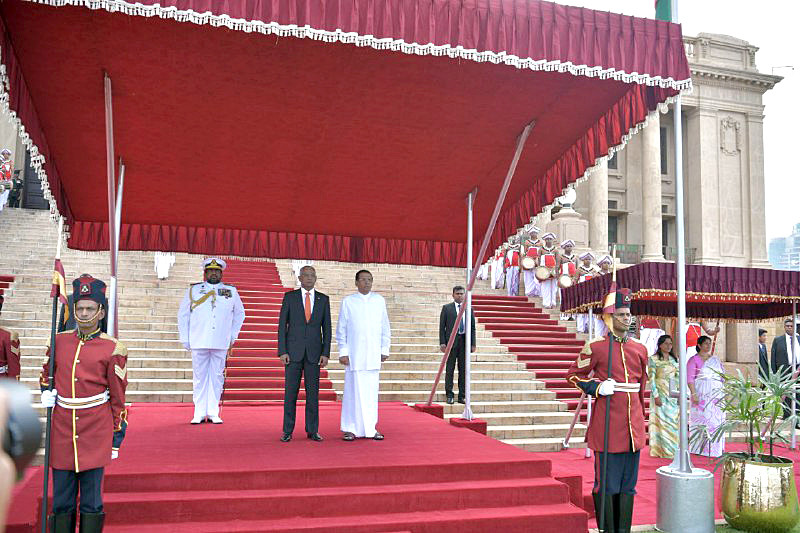 ރައީސުލްޖުމްހޫރިއްޔާގެ ދެކަނބަލުން މިދަތުރުފުޅުގައި ކޮލަމްބޯގައި ތިއްބަވާ ހިލްޓަން ހޮޓެލުން ޕްރެޒިޑެންޝަލް ސެކްރެޓޭރިއަޓަށް ވަޑައިގަތީ ރަސްމީ ޢިއްޒަތުގައެވެ.