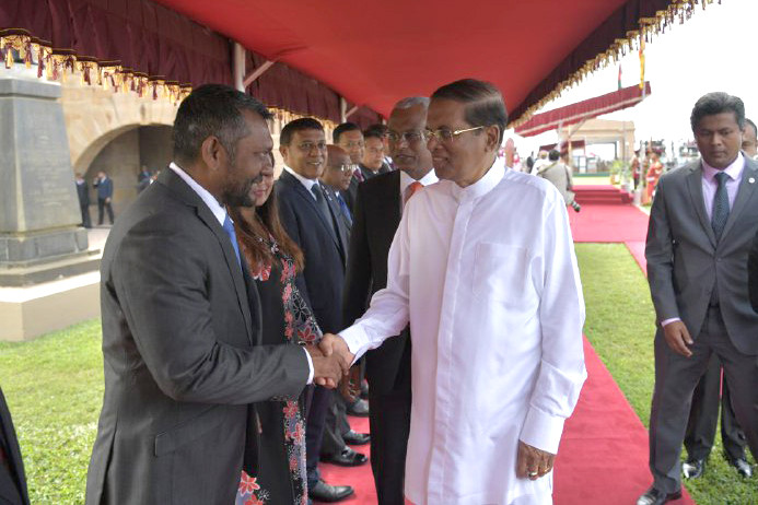 މަރްޙަބާ ދެންނެވުމުގެ ރަސްމިއްޔާތުގައި، ރައީސުލްޖުމްހޫރިއްޔާގެ ދެކަނބަލުންނަށް، ސްރީލަންކާ ސަރުކާރުގެ ޢިއްޒަތްތެރިން ތަޢާރުފްކޮށް އެރުވުނެވެ. އަދި ސްރީލަންކާގެ ރައީސަށް ދިވެހި އިއްޒަތްތެރިން ތައާރަފްކޮށް އެރުވުނު އެވެ.