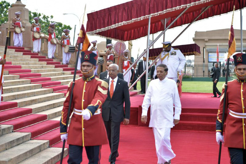 ރަސްމީ ޢިއްޒަތުގައި ވަޑައިގެންނެވިއިރު، ސްރީލަންކާގެ ޘަޤާފީ ކުޅިވަރުތައް ކުޅެމުންދިޔައެވެ.