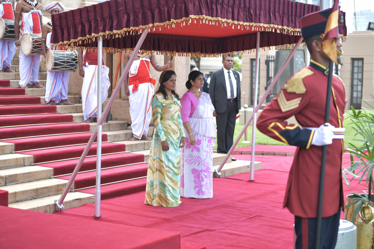 އެއަށްފަހު، ރައީސުލްޖުމްހޫރިއްޔާއާއި ސްރީލަންކާގެ ރައީސް ޑަޔަސްއަށް އަރައިވަޑައިގަތުމުން، ޕްރެޒިޑެންޝަލް ސެލިއުޓް އަރުވައި، ދިވެހިރާއްޖެއާއި ސްރީލަންކާއާ ދެޤައުމުގެ ޤައުމީ ސަލާމް ކުޅުނެވެ.