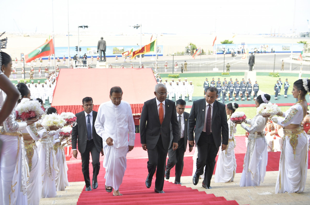 އެއަށްފަހު 21 ބަޑީގެ ސަލާމެއްވެސް އެރުވުނެވެ. އޭގެފަހުން، ރައީސުލްޖުމްހޫރިއްޔާގެ ޝަރަފުގައި އޮތް ސްރީލަންކާގެ ޓްރައި ފޯސްގެ ގާޑް އޮފް އޮނަރެއް، އެމަނިކުފާނު އިންސްޕެކްޓް ކޮށްދެއްވިއެވެ.