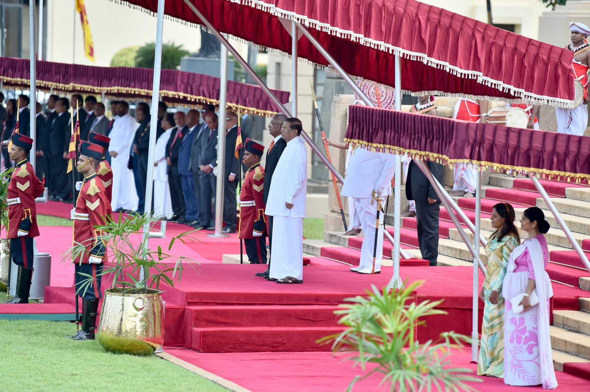 ޕްރެޒިޑެންޝަލް ސެކްރެޓޭރިއަޓުން ރައީސުލްޖުމްހޫރިއްޔާގެ ދެކަނބަލުންނަށް ރަސްމީކޮށް މަރްޙަބާ ވިދާޅުވީ، ސްރީލަންކާގެ ރައީސް މައިތްރިޕާލަ ސިރިސޭނާއާއި، އެމަނިކުފާނުގެ އަނބިކަނބަލުން ޖަޔަންތީ ޕުޝްޕާ ކުމާރީއެވެ.