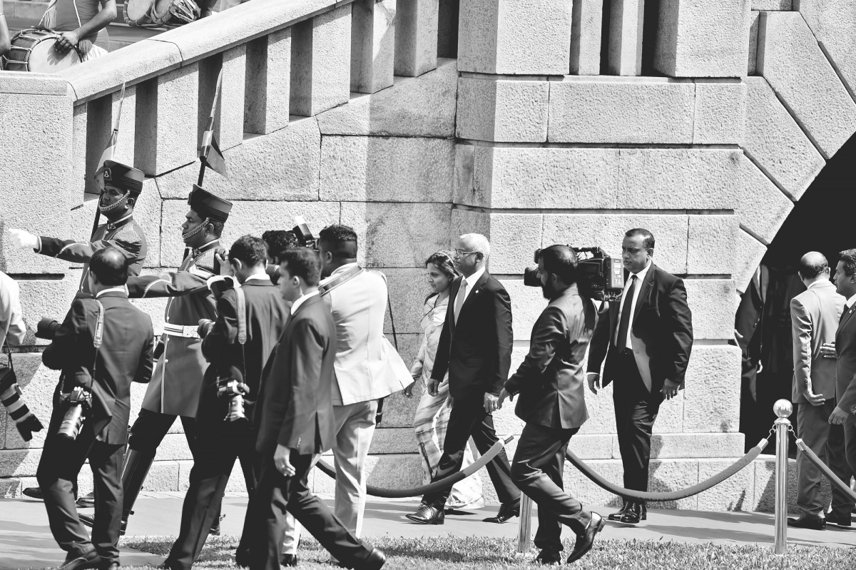 ރައީސުލްޖުމްހޫރިއްޔާއާއި ސްރީލަންކާގެ ރައީސް ޑަޔަސްއަށް އަރައިވަޑައިގަތުމުން، ޕްރެޒިޑެންޝަލް ސެލިއުޓް އަރުވައި، ދިވެހިރާއްޖެއާއި ސްރީލަންކާއާ ދެޤައުމުގެ ޤައުމީ ސަލާމް ކުޅުނެވެ. އެއަށްފަހު 21 ބަޑީގެ ސަލާމެއްވެސް އެރުވުނެވެ.