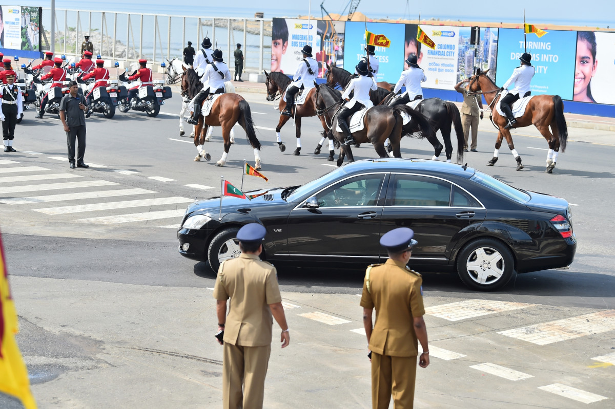 އޭގެފަހުން، ރައީސުލްޖުމްހޫރިއްޔާގެ ޝަރަފުގައި އޮތް ސްރީލަންކާގެ ޓްރައި ފޯސްގެ ގާޑް އޮފް އޮނަރެއް، އެމަނިކުފާނު އިންސްޕެކްޓް ކޮށްދެއްވިއެވެ.