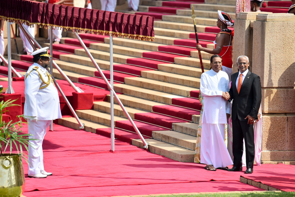 މަރްޙަބާ ދެންނެވުމުގެ ރަސްމިއްޔާތުގައި، ރައީސުލްޖުމްހޫރިއްޔާގެ ދެކަނބަލުންނަށް، ސްރީލަންކާ ސަރުކާރުގެ ޢިއްޒަތްތެރިން ތަޢާރުފްކޮށް އެރުވުނެވެ. އަދި ރައީސުލްޖުމްހޫރިއްޔާގެ މިދަތުރުފުޅުގައި ބައިވެރިވެވަޑައިގަންނަވާ ދިވެހި ވަފުދުގެ ބޭފުޅުން، ސްރީލަންކާގެ ރައީސްގެ ދެކަނބަލުންނަށް ތަޢާރުފުކޮށް އެރުވުނެވެ.