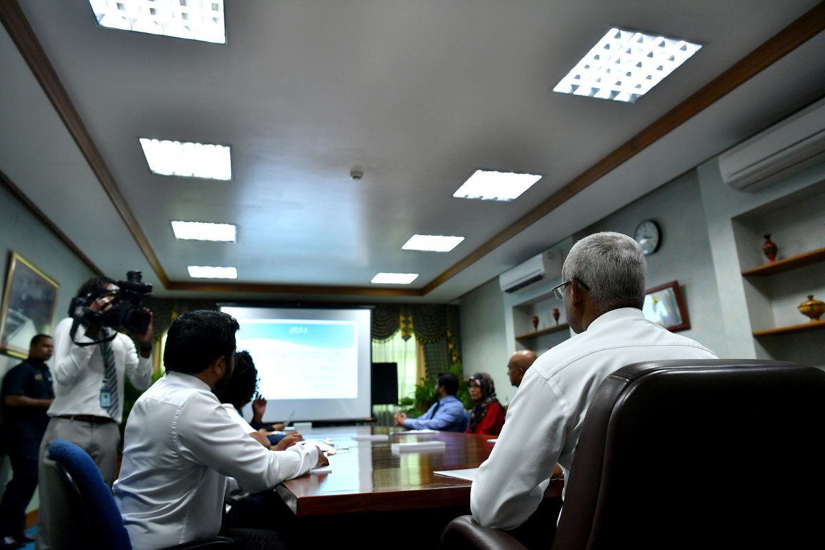 ރައީސުލްޖުމްހޫރިއްޔާގެ އޮފީހުގައި ބޭއްވެވި ބައްދަލުކުރެއްވުމުގައި، ކޮމިޓީގެ މަސައްކަތްތައް ރާއްވަވާފައިވާ ގޮތާއި، މަސައްކަތް ކުރިއަށް ގެންދެވިއިރު ފާހަގަ ކުރެއްވުނު ކަންކަމާ ބެހޭ މައުލޫމާތު ކޮމިޓީގެ ފަރާތުން ރައީސުލްޖުމްހޫރިއްޔާއަށް އެރުވި -- ފޮޓޯ: ރައީސް އޮފީސް