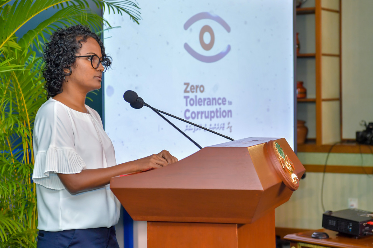 "ޒީރޯ ޓޮލަރެންސް ކޮރަޕްޝަން ކެމްޕެއިން" ފެށުމަށް ރައީސް އޮފީހުގައި ބޭއްވި ރަސްމިއްޔާތުގައި ރައީސް ވަނީ ކޮރަޕްޝަންގެ މައްސަލަތައް ހުށަހެޅޭނެ ވެބް ޕޯޓަލްއެއް ތައާރަފްކޮށްފަ. މިއީ، ކާކު ކަން ނޭނގޭ ގޮތަށް ކޮރަޕްޝަންގެ މައުލޫމާތު ހިއްސާ ކުރެވޭ ގޮތަށް ހެދި ޕޯޓަލެއް ކަމަށް ރައީސް އޮފީހުން ބުނެ