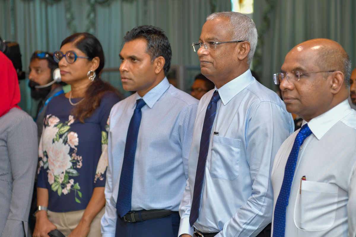 "ޒީރޯ ޓޮލަރެންސް ޓު ކޮރަޕްޝަން" ކެމްޕެއިން އިފްތިތާހުކޮށްދެއްވުމުގެ ރަސްމިއްޔާތަށްފަހު ބޭއްވެވި "ހުރިހާ އިންތިޚާބީ އަދި އައްޔަނުކުރެވޭ މަގާމުތަކަށް ވަޑައިގަންނަވާ ފަރާތްތަކަށް އަމާޒުކޮށްގެން ހިންގާ އެންޓިކަރަޕްޝަން އަދި ގުޑްގަވަނަންސް އާގުޅޭ ޕްރޮގްރާމް" ގެ ދަށުން ކެބިނެޓް ވަޒީރުންނަށް ޚާއްޞަ ކުރެވިގެން މިއަދު ބޭއްވެވި ދަންފަޅީގައި ކެބިނެޓް ވަޒީރުންގެ އިތުރުން ރައީސުލްޖުމްހޫރިއްޔާއާއި، ރައީސުލްޖުމްހޫރިއްޔާގެ ނާއިބު ބައިވެރިވެވަޑައިގެންނެވި