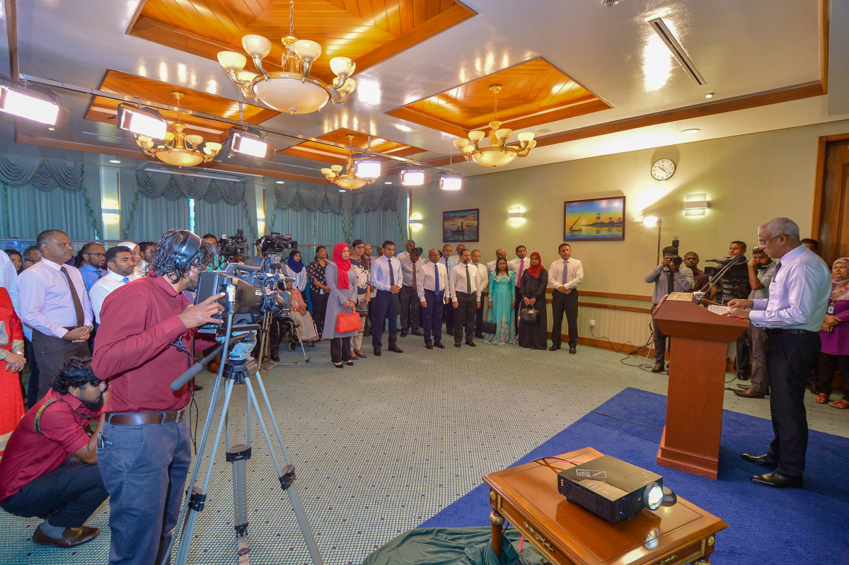 މިއަދުގެ ރަސްމިއްޔާތުގައި ވާހަކަފުޅު ދައްކަވަމުން ސަރުކާރުގެ އިދާރާތަކުގައި ހިންގާ ކޮރަޕްޝަންގެ ޢަމަލުތައް ހާމަކުރާ މީހުންނަށް ޤާނޫނީ ޙިމާޔަތް ދިނުމަކީ ކޮރަޕްޝަން ހުއްޓުވުމަށްޓަކައި ވަރަށް މުހިންމު ކަމެއްކަމުގައި ރައީސުލްޖުމްހޫރިއްޔާ ފާހަގަކުރެއްވި