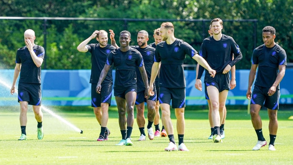 އޮސްޓްރިއާ މެޗުގެ ކުރިން ނެދަލެންޑްސްއިން ކުރިއަށްގެންދިޔަ ތަމްރީނުތަކުގެ ތެރެއިން