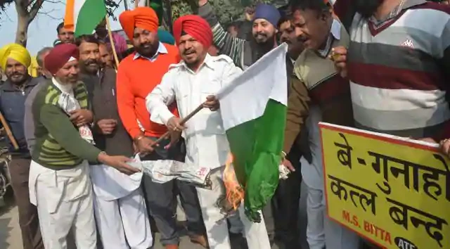 އިންޑިއާގައި ކުރި މުޒާހަރާއެއްގައި ޕާކިސްތާނުގެ ދިދަ އަންދާލަނީ