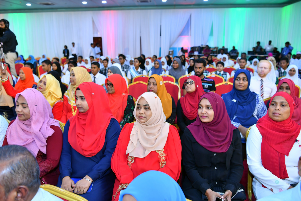 ޖަލްސާއެއްގައި އަންހެނުންތަކެއް ބައިވެރިވަނީ