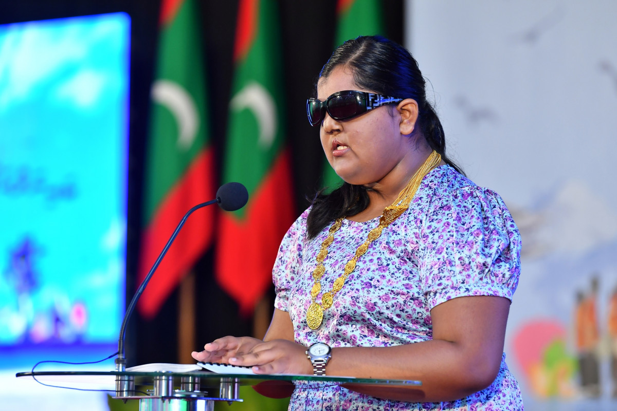 ފެބްރުއަރީ 21، 2019: ލޯފަން ކުދިން ކިޔުމަށްޓަކައި އަލްޤާރީ އަޙްމަދު ރަޝީދު ޢަބްދުލްޤާދިރު އީޖާދުކުރެއްވި ތާނަ ބްރެއިލް އިން ޒާޔާ އަހްމަދު ވާހަކައެއް ކިޔައި ދެނީ