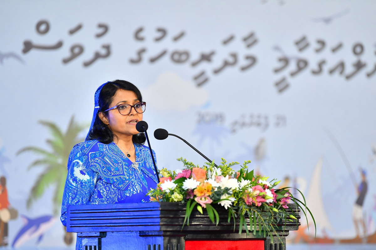 ފެބްރުއަރީ 21، 2019: ބައިނަލްއަޤްވާމީ މާދަރީ ބަހުގެ ދުވަސް ފާހަގަކުރުމަށް ދަރުބާރުގޭގައި ބޭއްވި ޖަލްސާގައި ހެރިޓޭޖް މިނިސްޓަރު ޔުމްނާ މައުމޫން ވާހަކަ ދައްކަވަނީ