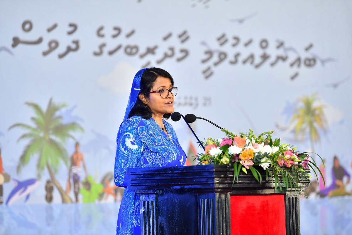 ފެބްރުއަރީ 21، 2019: ބައިނަލްއަޤްވާމީ މާދަރީ ބަހުގެ ދުވަސް ފާހަގަކުރުމަށް ދަރުބާރުގޭގައި ބޭއްވި ޖަލްސާގައި ހެރިޓޭޖް މިނިސްޓަރު ޔުމްނާ މައުމޫން ވާހަކަ ދައްކަވަނީ