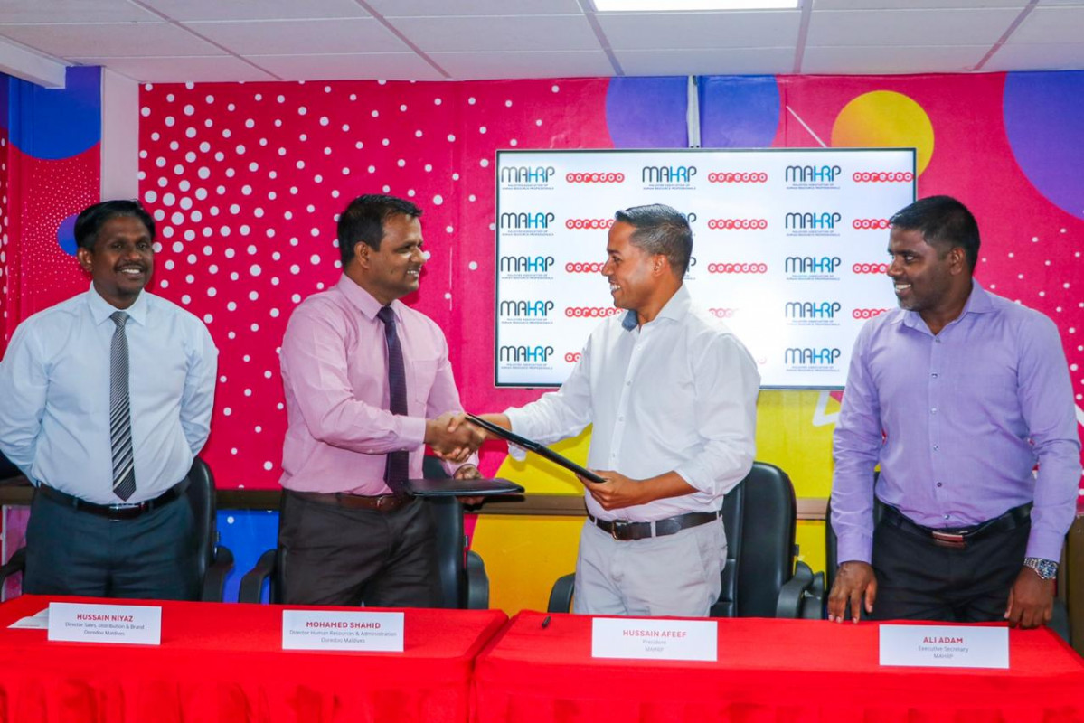 ނޭޝަނަލް އެޗް.އާރް ކޮންވެންޝަން އެންޑް އެކްސްޕޯގައި ސޮއިކުރުން