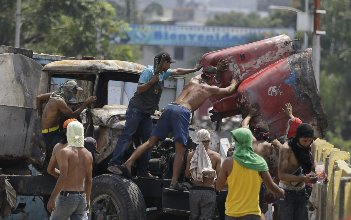 ވެނެޒުއޭލާގެ ސިފައިންގެ ބެރިކޭޑެއް ފުރޮޅާލަނީ
