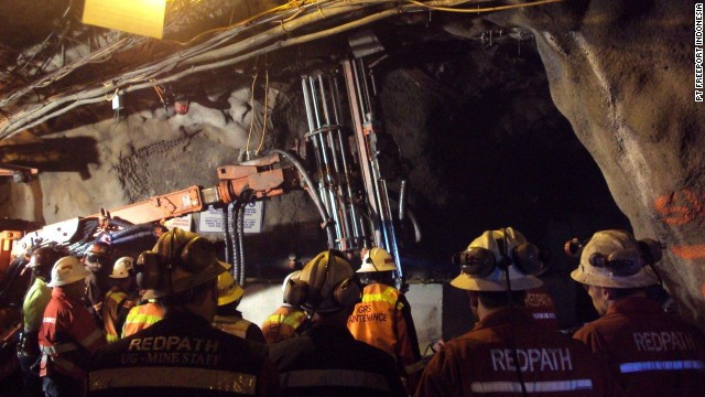 މައިން ތެރޭގައި ތާށިވެފައިވާ މީހުން ސަލާމަތް ކުރުމުގެ މަސައްކަތް ކުރަނީ