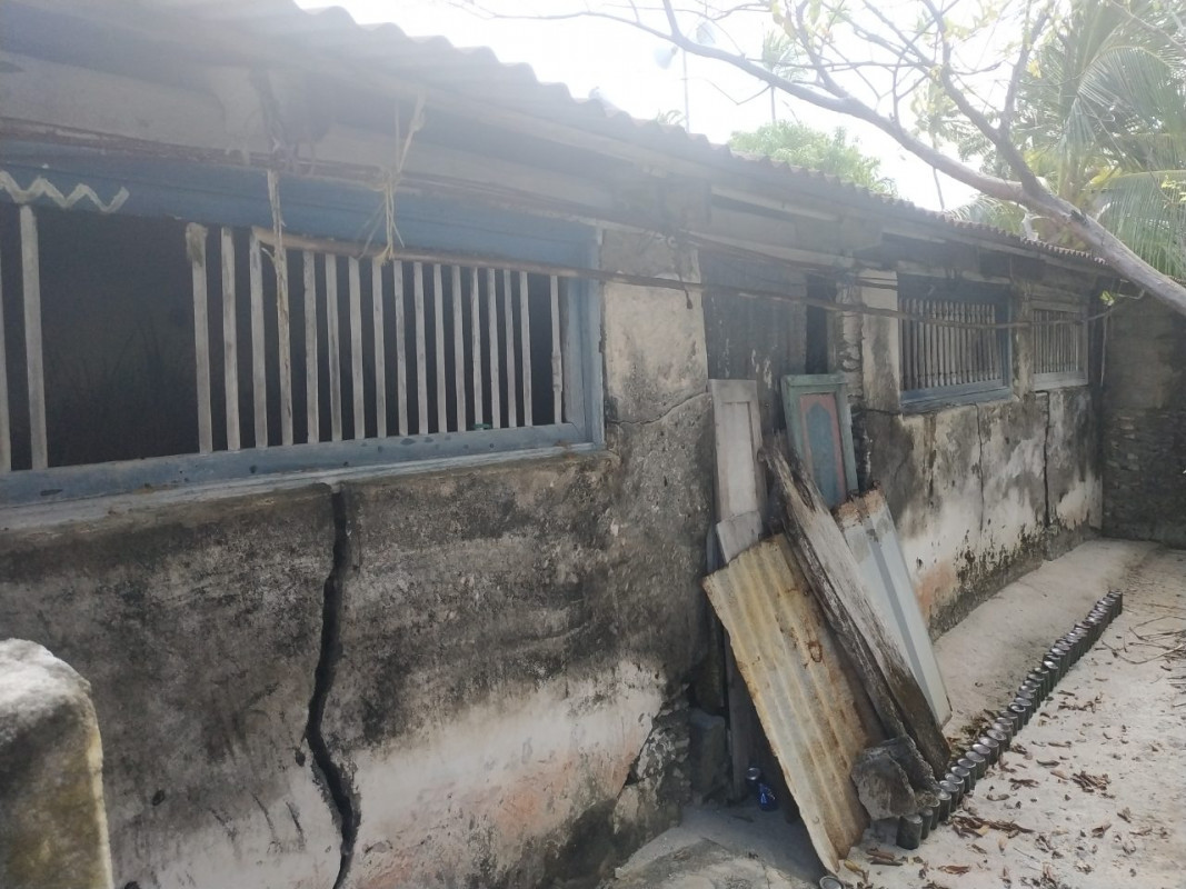 ރަކީދޫގައި ހުރި ފަޅު ގޯއްޗެއް. މި ރަށުގައި ގިނައީ މީހުން ދިރި ނޫޅޭ ގެތައް