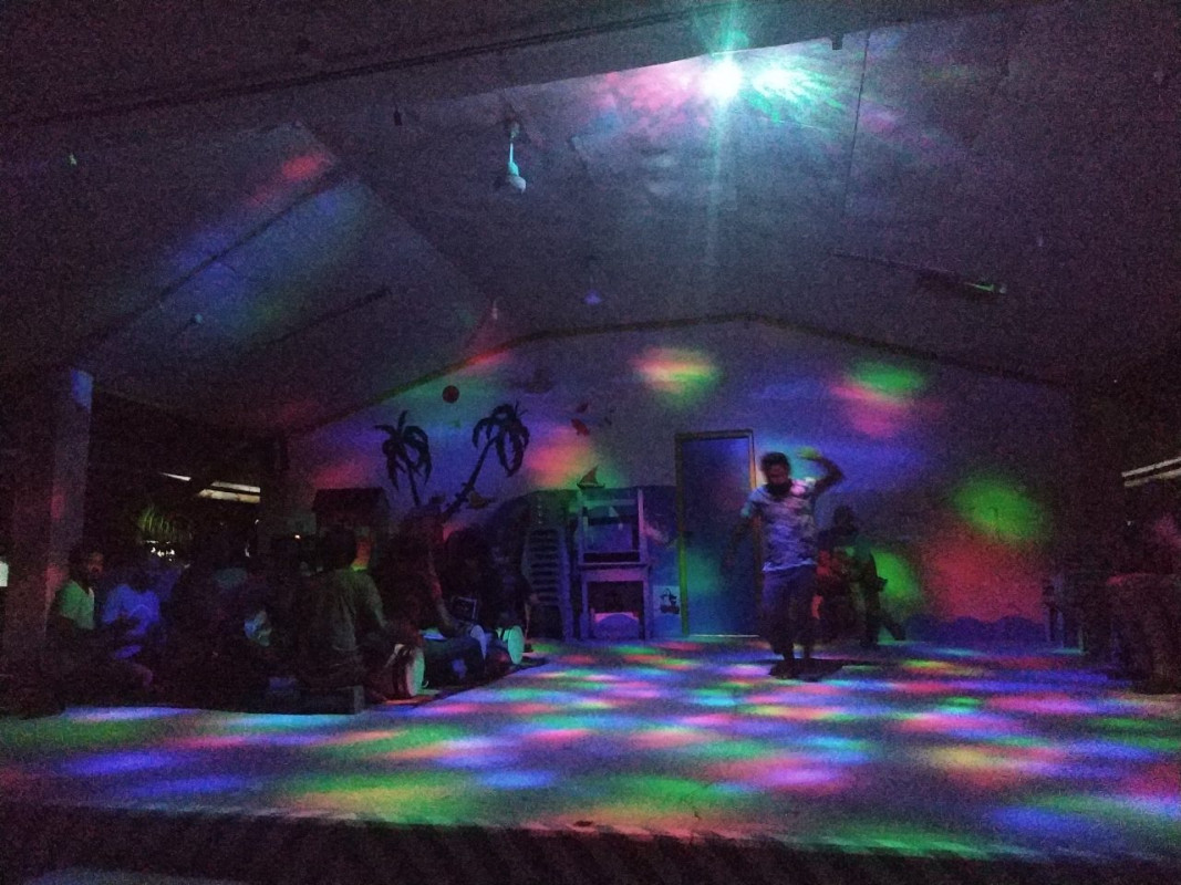 ރަކީދޫގައި ހުންނަ އެންމެ ގެސްޓް ހައުސްއެއް. އެ ރަށަށް ޒިޔާރަތްކުރި ފަތުރުވެރިންނަށް ބޮޑުބެރުގެ ހަރަކާތްތައް ދައްކާލަނީ