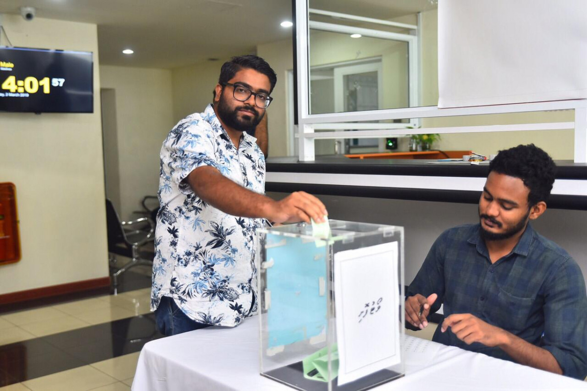 މީޑިއާ ކައުންސިލް އިންތިހާބެއްގައި ނޫސްވެރިއަކު ވޯޓުލަނީ