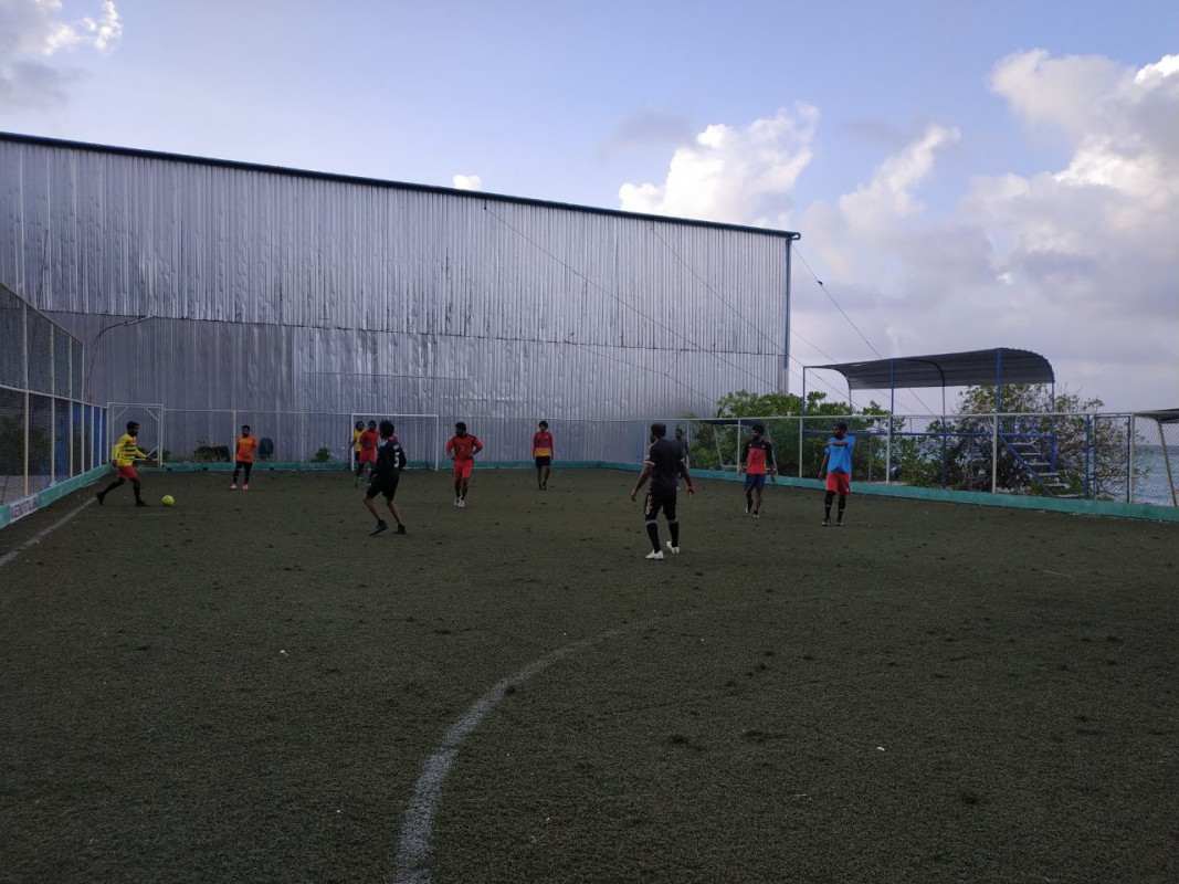 ރަކީދޫގައި ދިރިއުޅޭ ހުރިހާ ޒުވާނުން ފުޓްބޯޅަ ކުޅެނީ