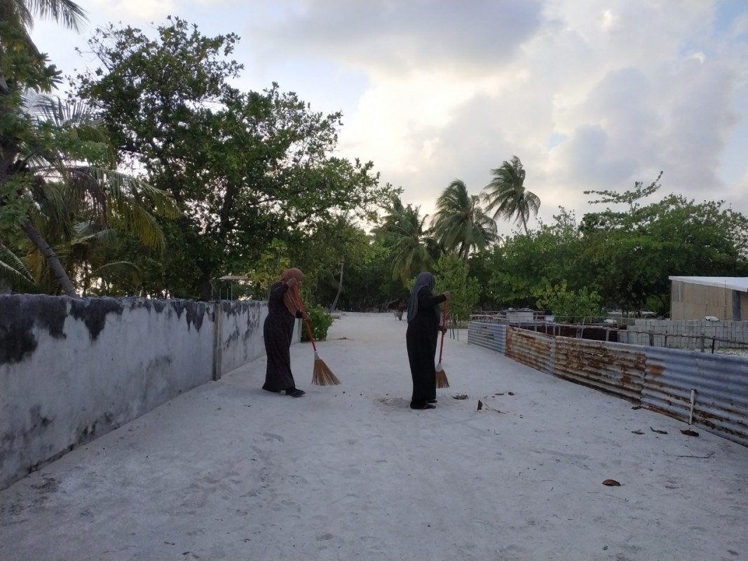 ދެ އަންހެނަކު މަގު ކުނި ކަހަނީ