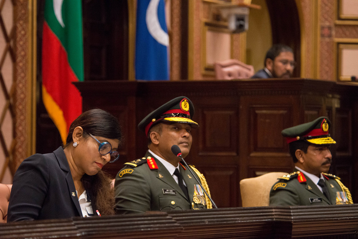 ޑިފެންސް މިނިސްޓަރ މާރިޔާ ދީދީ، ރައްޔިތުންގެ މަޖިލީހަށް ހާޒިރުކުރުން - އަސްކަރިއްޔާ އޮތް ހާލު ފެނިވަޑައިގެން ހައިރާންވެވަޑައިގެންނެވި ކަމަށާއި، ކުރީގެ ސަރުކާރުން ސިފައިންއިންތިހާއަށް ބޭނުން ކޮށްފައިވަނީ ނާޖާއިޒް ގޮތުގައި އެކިއެކި ޕްރޮޖެކްޓް ހިންގުމަށް ކަމަށް މާރިޔާ ވިދާޅުވި -- ފޮޓޯ: ރައްޔިތުންގެ މަޖިލީސް