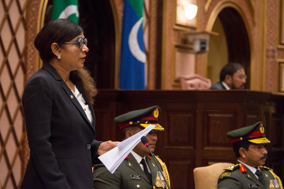 ޑިފެންސް މިނިސްޓަރ މާރިޔާ ދީދީ، ރައްޔިތުންގެ މަޖިލީހަށް ހާޒިރުކުރުން - މިނިސްޓަރު މާރިޔާ ވިދާޅުވީ ސިފައިންގެ ބޭފުޅުން ބޭނުން ކުރީ ރަސްރަނި ޕާކު ފަދަ ޕާކު ހެދުމަށްކަމަށާއި، އެކިއެކި އިމާރާތް ކުރުމުގެ މަސައްކަތައް ކަމަށް -- ފޮޓޯ: ރައްޔިތުންގެ މަޖިލީސް