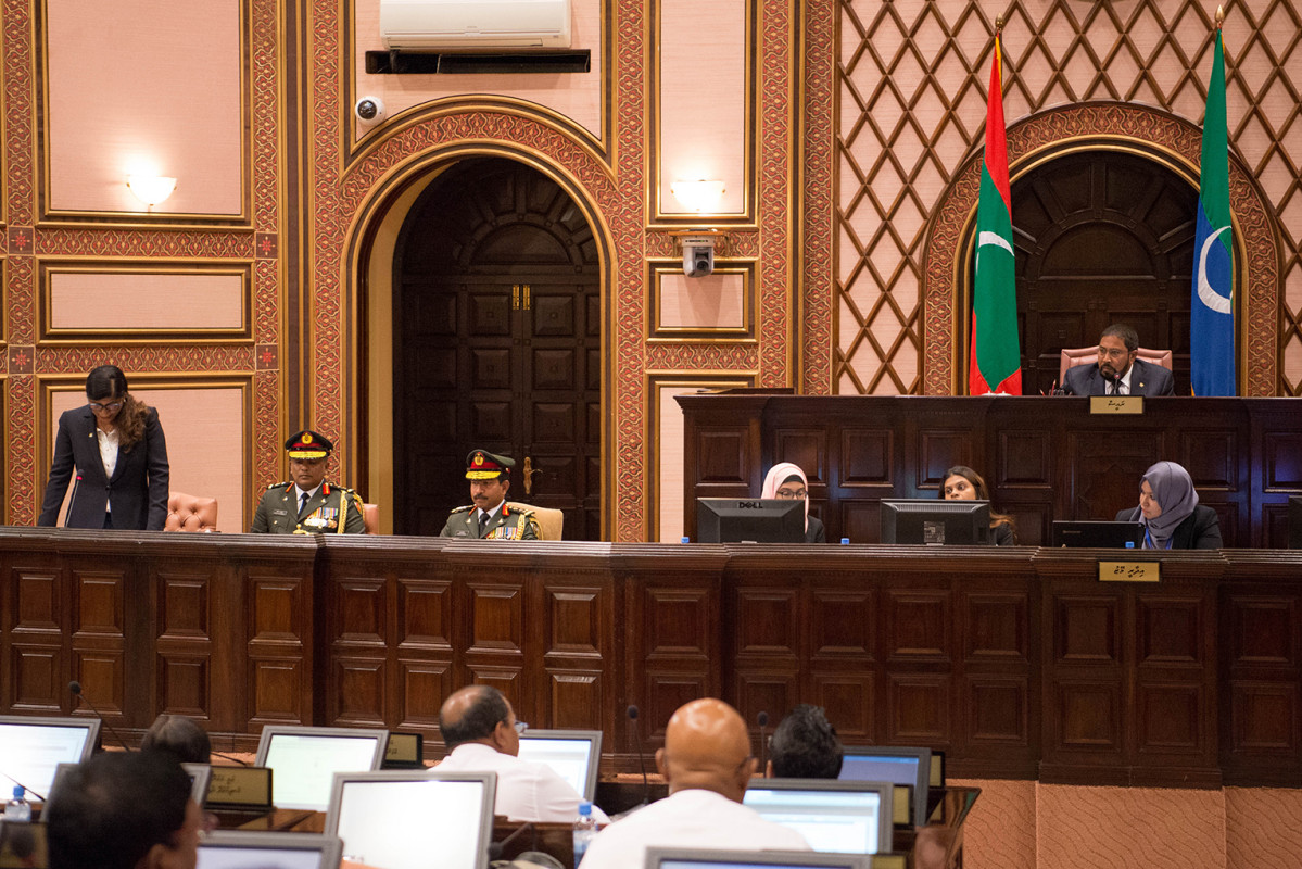 ޑިފެންސް މިނިސްޓަރ މާރިޔާ ދީދީ، ރައްޔިތުންގެ މަޖިލީހަށް ހާޒިރުކުރުން - މިނިސްޓަރު ވިދާޅުވީ ސިފައިން ތިބީ މާޔޫސްވެ ނާއުންމީދު ވެފައި ކަމަށާއި، ވަޒީފާގެ އެއްވެސް ޔަގީންކަމެއް ނެތިފައި ކަމަށް -- ފޮޓޯ: ރައްޔިތުންގެ މަޖިލީސް