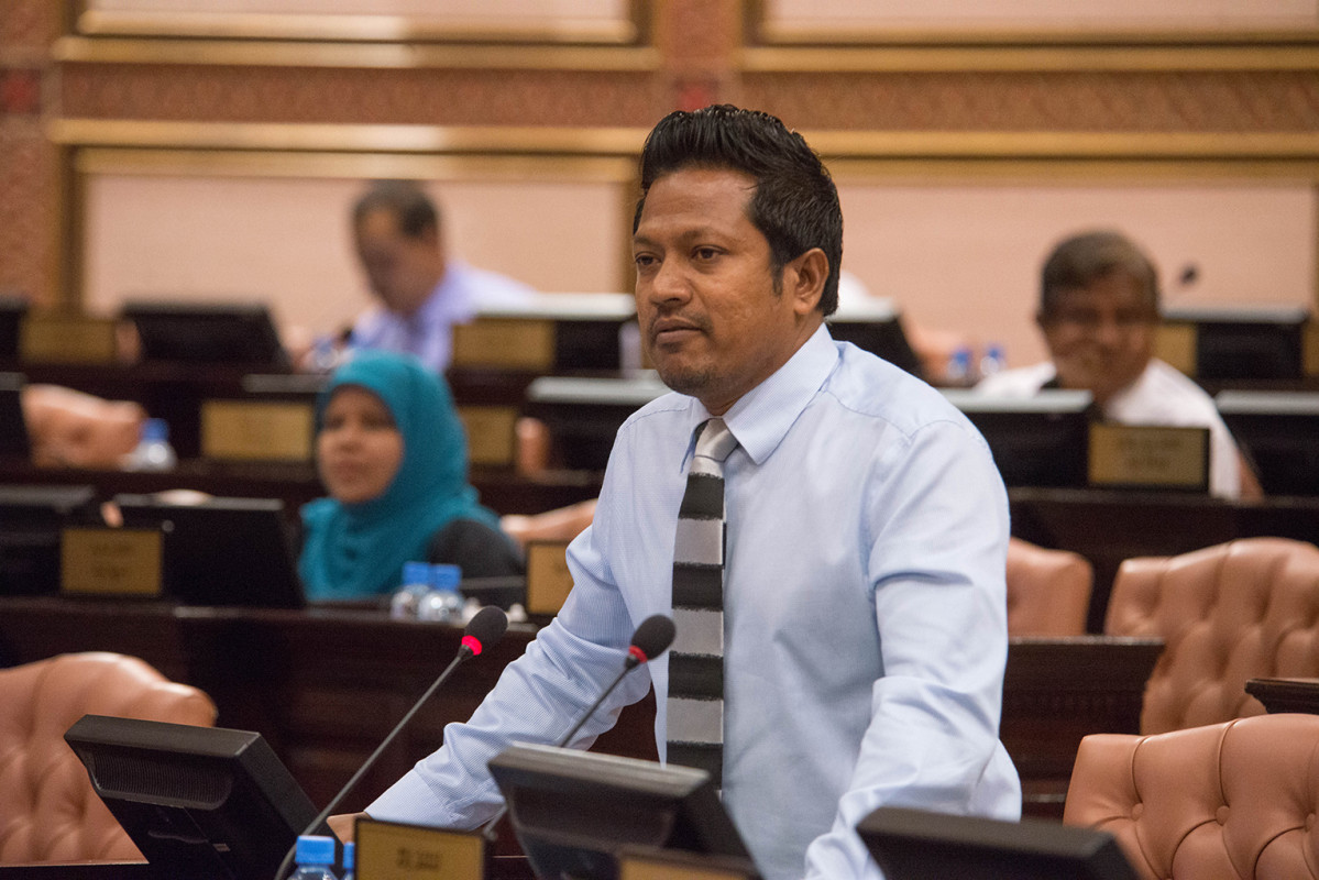 ޑިފެންސް މިނިސްޓަރ މާރިޔާ ދީދީ، ރައްޔިތުންގެ މަޖިލީހަށް ހާޒިރުކުރުން - އިންޑިއާ އަކީ ރާއްޖޭގެ އުތުރުގައި އޮންނަ އަވަށްޓެރި ބޮޑު ގައުމެއް ކަމަކު، އިންޑިއާ ދެކެ ބިރުގަންނަން ޖެހޭ ސަބަބެއް ނެތް ކަމަށް ވެސް އިންޓަވިއުގައި ފާހަގަކުރެއްވި ކަން މާރިޔާ ވިދާޅުވި -- ފޮޓޯ: ރައްޔިތުންގެ މަޖިލީސް