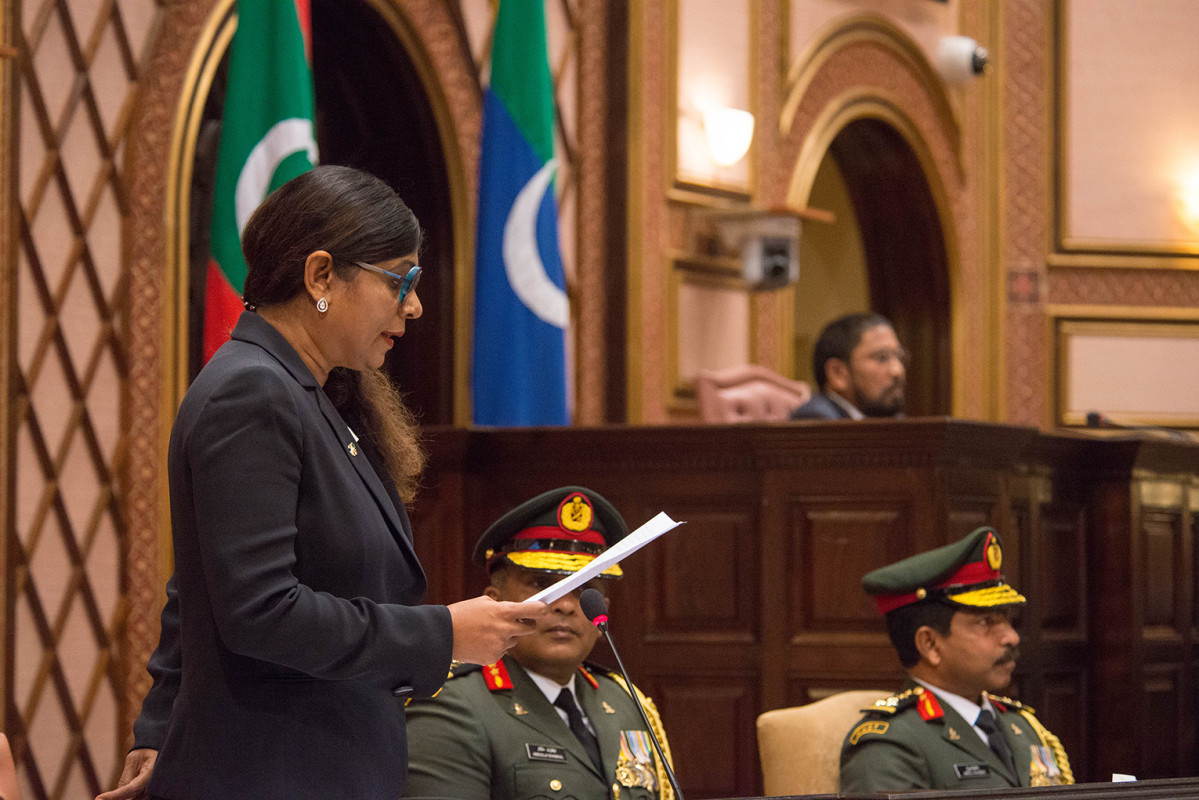 ޑިފެންސް މިނިސްޓަރ މާރިޔާ ދީދީ، ރައްޔިތުންގެ މަޖިލީހަށް ހާޒިރުކުރުން - ރައްޔިތުންގެ މަޖިލިހުގެ ޖަލްސާގައި މެމްބަރަކު ކުރެއްވި ސުވާލަކަށް ޖަވާބު ދެއްވަމުން މާރިޔާ ވިދާޅުވީ އިންޓަވިއުގައި ދޭން ބޭނުންވި މެސެޖަކީ އިންޑިއާ އަކީ ވަރުގަދަ އަސްކަރީ ބާރެއް ކަމާއި އެ ގައުމުން ރާއްޖޭގެ މިނިވަންކަމާއި އިސްތިގުލާލަށް އިހްތިރާމް ކުރާނެ ވާހަކަ ކަމަށް -- ފޮޓޯ: ރައްޔިތުންގެ މަޖިލީސް