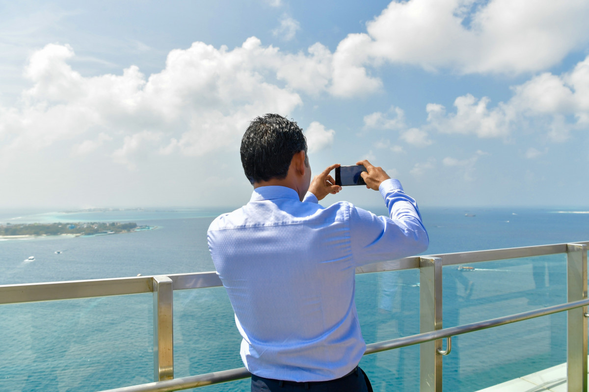 ދަރުމަވަންތަ ހޮސްޕިޓަލަށް ކުރެއްވި ޒިޔާރަތުގައި ނައިބު ރައީސް ފައިޞަލް ނަސީމް ފޮޓޯއެއް ނަންގަވަނީ