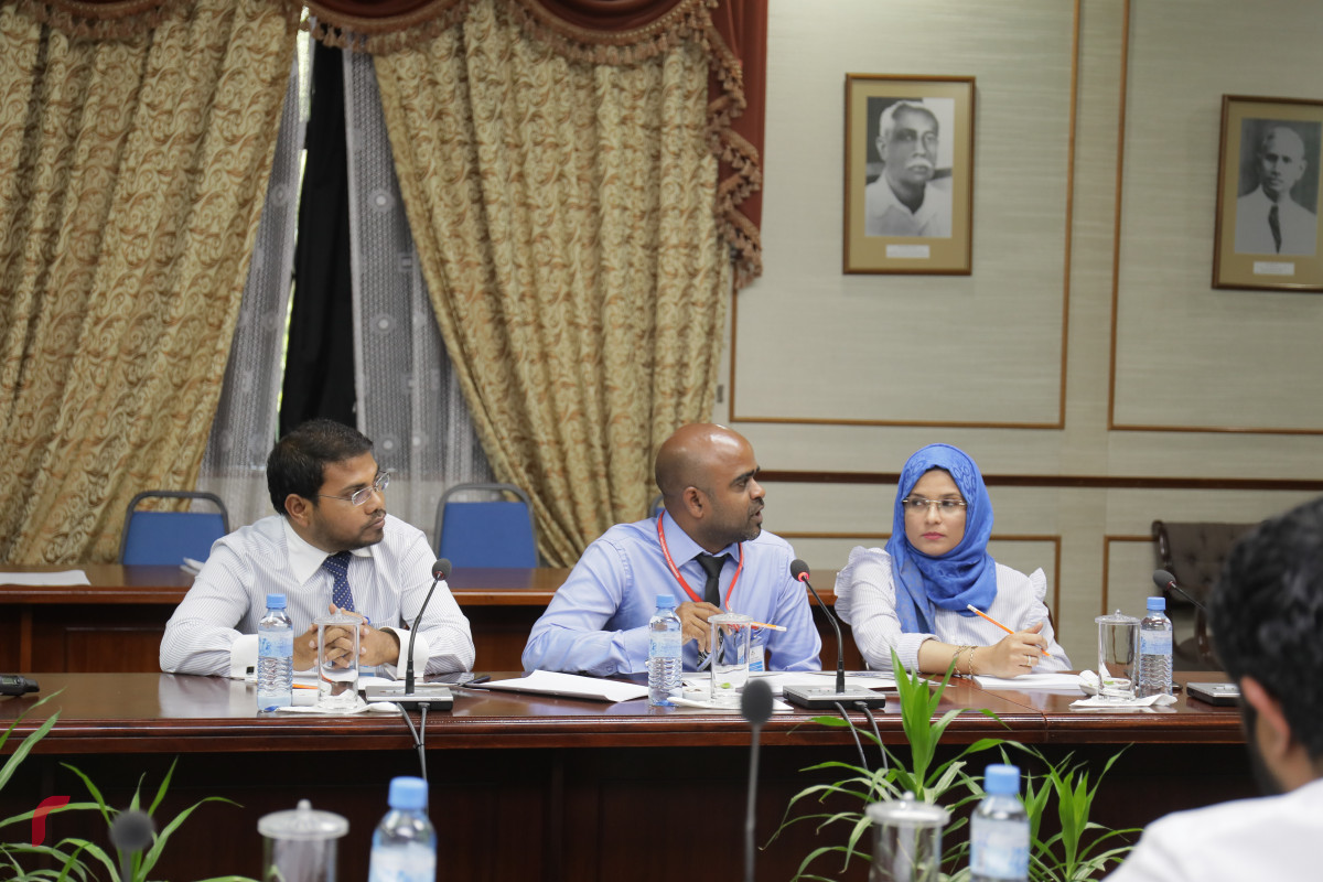 އެންޓި ކޮރަޕްޝަން ކޮމިޝަންގެ މެމްބަރުން މާލިއްޔަތު ކޮމެޓީއަށް ހާޒިރު ކުރުން- ފޮޓޯ: ރާއްޖެ.އެމްވީ