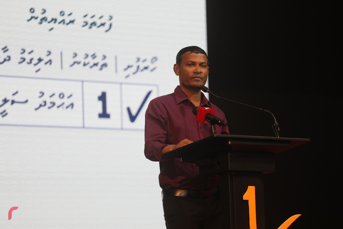 09 މާރިޗް 2019 --ހއ.ހޯރަފުށީ ދާއިރާއަށް ވާދަކުރައްވާ އެމްޑީޕީ ކެންޑިޑޭޓް އަހްމަދު ސަލީމްގެ ކެމްޕެއިން ޖަލްސާގެ ތެރެއިން. ހޯރަފުށީ ކައުންސިލްގެ ރައީސް ވާހަކަ ދައްކަވަނީ-- ފޮޓޯ: ރާއްޖެ.އެމްވީ