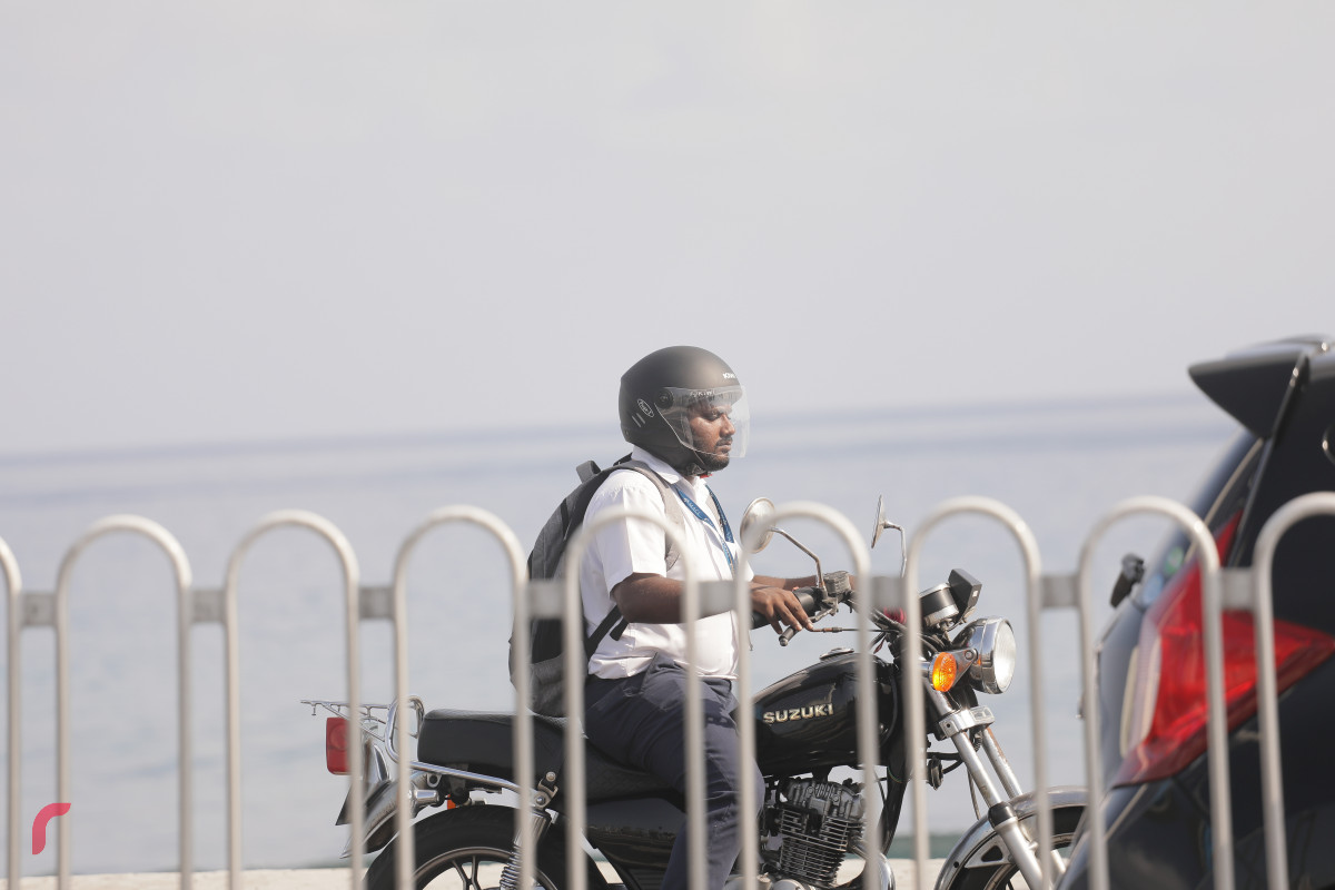 11 މާރިޗް 2019 -- ހެލްމެޓް އަޅައިގެން މީހަކު ސިނަމާލެ ބްރިޖް ހުރަސްކުރަނީ. -ފޮޓޯ: ރާއްޖެ.އެމްވީ