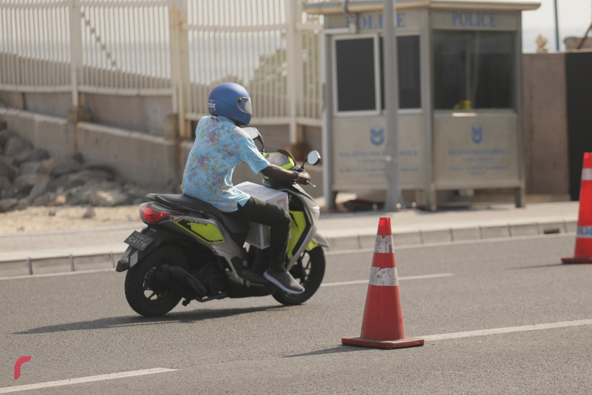 11 މާރިޗް 2019 -- ހެލްމެޓް އަޅައިގެން މީހަކު ސިނަމާލެ ބްރިޖް ހުރަސްކުރަނީ. -ފޮޓޯ: ރާއްޖެ.އެމްވީ