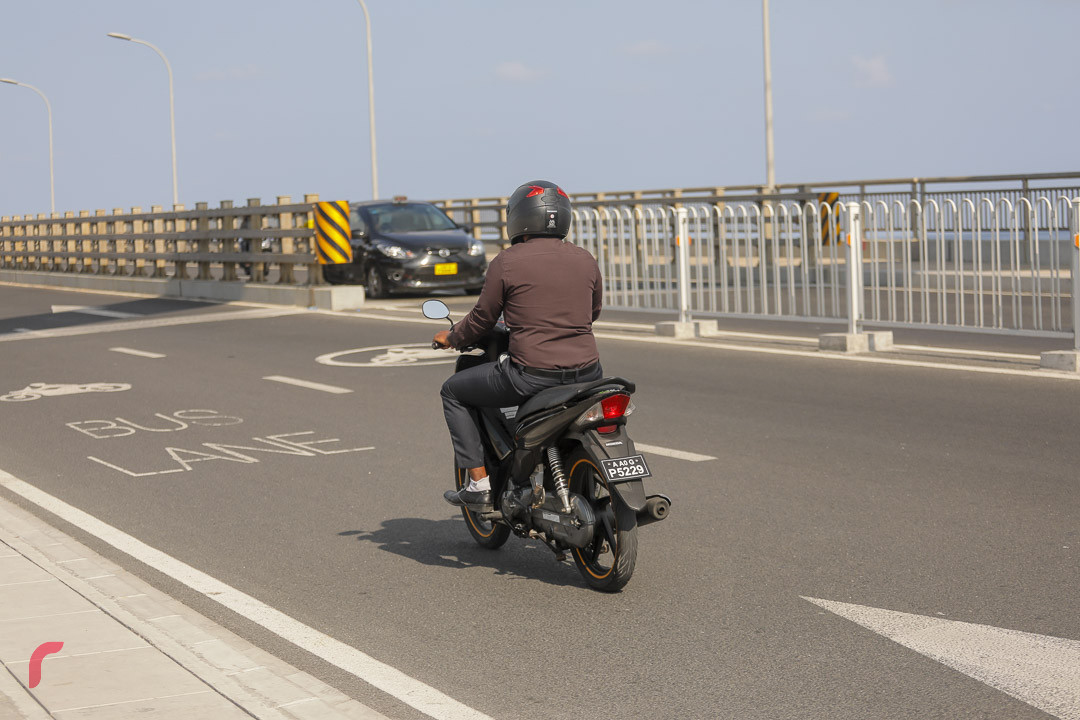 11 މާރިޗް 2019 -- ހެލްމެޓް އަޅައިގެން މީހަކު ސިނަމާލެ ބްރިޖް ހުރަސްކުރަނީ. -ފޮޓޯ: ރާއްޖެ.އެމްވީ